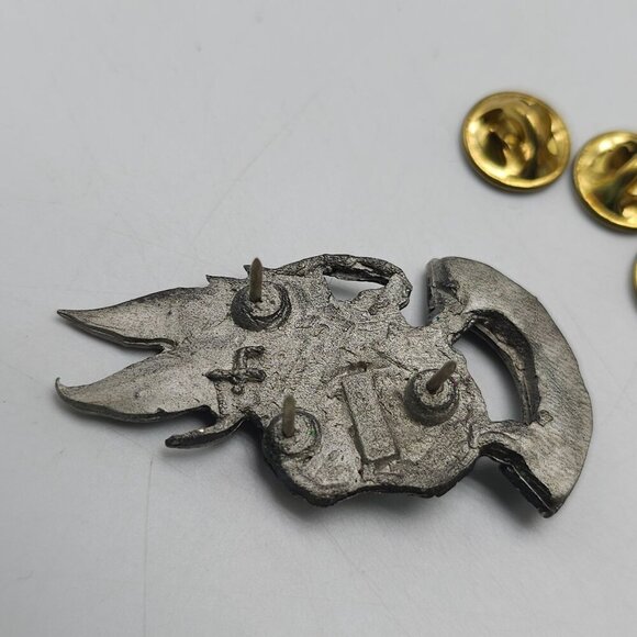 Laconia 1997 Southwestern Wolf Feather Biker Pin With Turquoise Accent - Picture 3 of 4